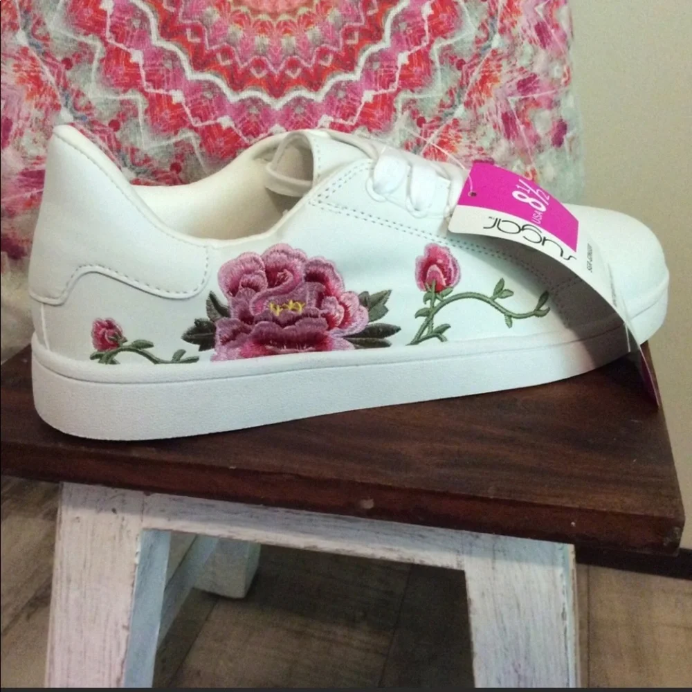 🆕 Floral Embroidered Sneaker